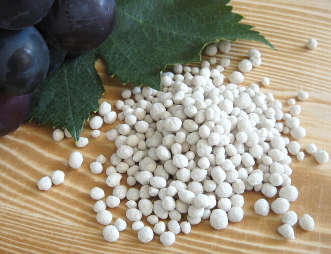 天然硫酸マグネシウム肥料の粒。